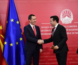 Премиерот Заев овој чекор го оцени како многу значаен кој доаѓа како резултат на темелна подготовка и на добро подготвен план и проценка според кои РЕК Битола во иднина ќе може да се потпре на сопствена помошна механизација во процесот на ископ на јагленот. „Оваа одлука е од исклучителна важност ако се знае дека во последните 10 години за ангажирање на помошна механизација од надворешни фирми, РЕК Битола има платено околу 100 милиони евра. Заради тоа, оваа одлука на Електрани на Северна Македонија и на РЕК Битола е домаќинска одлука. Уште повеќе што очекувањата се дека постои интерес од голем број компании за учество во оваа набавка и конкуренцијата може да влијае и на намалување на планираната сумата за услугата“, нагласи премиерот Заев. Во своето обраќање премиерот Заев додаде дека според новиот закон за јавни набавки критериумот за добивање на тендерот не е само пониската цена, туку и квалитетот, и дека е утврдена точно прецизирана формула која треба да обезбеди најдобар квалитет по најповолна цена. „Тоа навистина е домаќински начин на однесување и грижа за извлекување на додадена вредност на инвестициите на Електрани на Северна Македонија и на РЕК Битола. Како резултат на ваквото работење, во последните две години Електрани на Северна Македонија го даваше и го дава својот придонес во процесот за прогласување на Северна Македонија за шампион во енергетиката“, рече премиерот Заев и додаде дека цената на струјата престана да расте и денес имаме најниска цена на струјата во Европа како резултат на добри политики, во интерес на државата и во интерес на граѓаните. Денес, Електрани на Северна Македонија не купува електрична енергија. Напротив, продава енергија на европските пазари и за две години продаде енергија во вредност од 40 милиони евра. Генералниот директор на ЕСМ Васко Ковачевски информираше дека со тендерот ќе се набават 47 парчиња механизација за ископ на јаглен и јаловина, додека понатаму ќе се обезбеди и другиот вид механизација со што целосно ќе се отстрани потребата од ангажирање надворешни фирми. „Тендерот е конципиран на начин да обезбеди најголема конкуренција и на огласот да се јават најдобрите светски производители на ваков вид механизација. Доколку тендерската постапка се одвива во предвидените рокови, очекуваме најголемиот дел од машините да бидат испорачани во текот на следната година“, информираше Ковачевски. Ковачевски изнесе податоци според кои од 2008 година до денес за ископ на јаглен и јаловина и за ангажирање помошна механизација кон надворешни фирми се исплатени близу 100 милиони евра. „Трошоците непобитно покажуваат дека од 2017-та сумите се намалуваат, и дека за разлика од 30 или 40 милиони евра годишно за ископ на јаглен сумите се симнати на 10-тина милиони, додека во исто време РЕК Битола произведува електрична енергија повеќе од порано. На пример, оваа година производството е натфрлено за 13%“, потенцираше генералниот директор на ЕСМ, и додаде дека ЕСМ и за РЕК Битола покрај зголемено производство и намалени трошоци, вложуваат во заштита на животната средина.