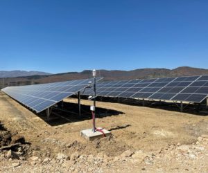 Последни подготовки се вршат на терен пред пуштањето во процес на производство на новата 10-мегаватна фотонапонска електрана Осломеј.  Увид во активностите денеска извршија заменик-генералниот директор на АД ЕСМ, Имер Зенку и директорот за развој и инвестиции, Благој Гајдарџиски, кои на лице место беа информирани за завршните активности и за првичните податоци за перформансите на електраната.   Електраната се наоѓа  во пробен период и наскоро ќе биде вклучена во електроенергетскиот систем. Ова е прва сончева електрана во целосна државна сопственост, односно во сопственост на АД ЕСМ.  Во моментот во тек е реализација на фотонапонска електрана од 100 MW со јавно-приватно партнерство, исто така на локации на исцрпениот рудник за јаглен во РЕК Осломеј.